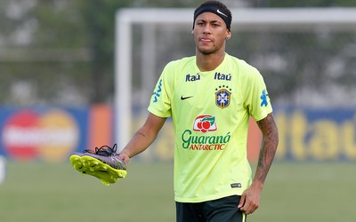 乐竞播报-拉切尔劳斯赛后与替补席队友击掌